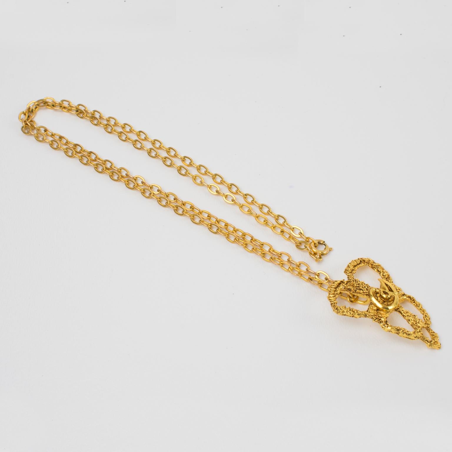 Christian Lacroix, collier pendentif en dentelle et métal doré Excellent état - En vente à Atlanta, GA