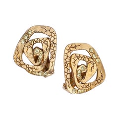 Orecchini a clip in metallo cesellato con strass dorati di Christian Lacroix