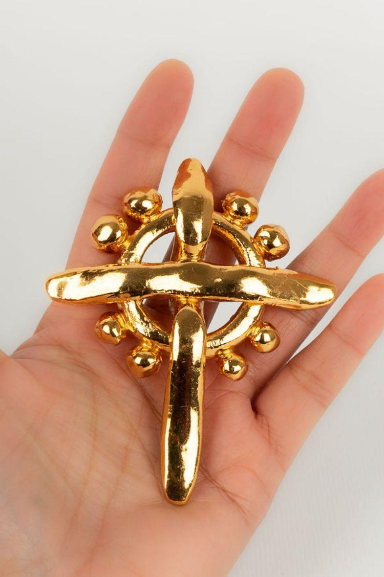 Christian Lacroix - (Made in France) Gilded metal brooch.

Additional information:
Dimensions: 8.5 cm x 7.5 cm
Condition: Very good condition
Seller Ref number: BR40
