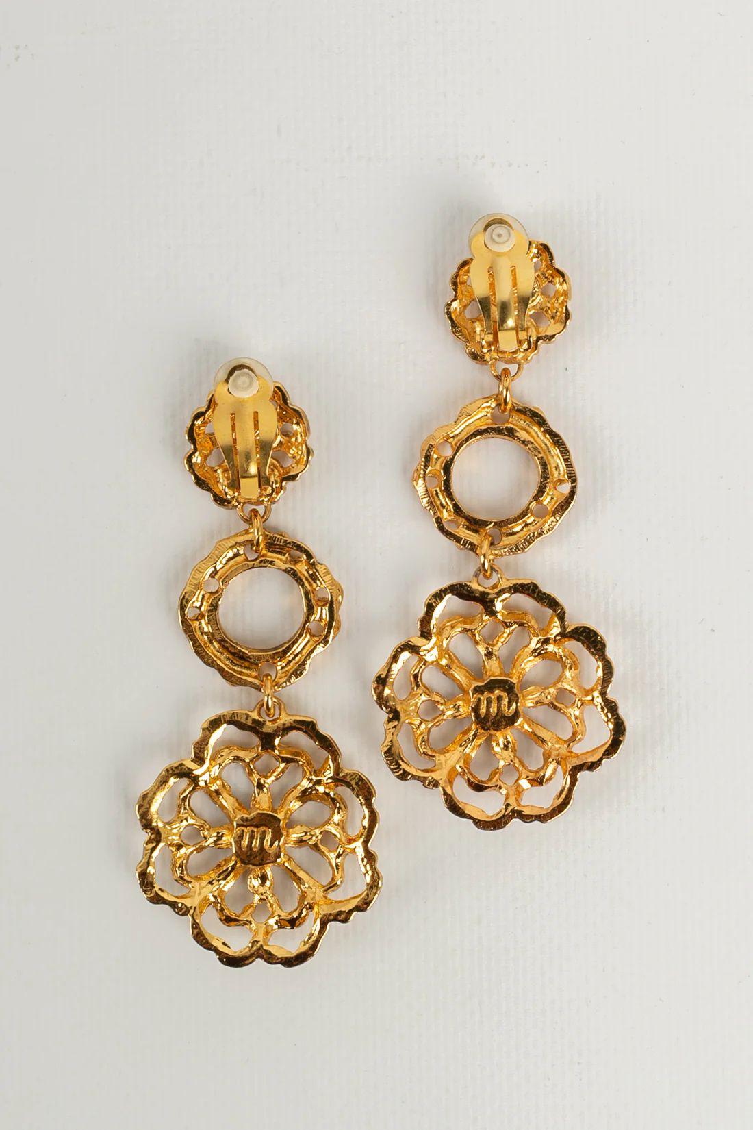 Christian Lacroix - (Made in France) Gold metal clip earrings from 1980's

Additional information:
Dimensions: 9 cm

Condition: 
Very good condition

Seller Ref number: BO26