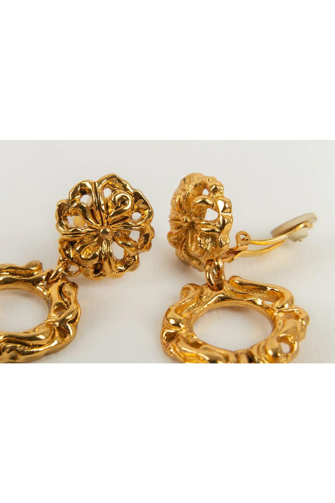 Christian Lacroix Gold Metal Clip Earrings In Good Condition For Sale In SAINT-OUEN-SUR-SEINE, FR