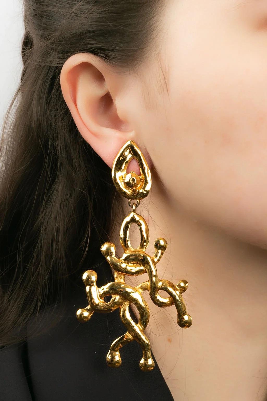 Christian Lacroix - (Made in France) Gold metal openwork earrings.

Additional information:
Dimensions: 5 cm x 10.5 H cm

Condition: 
Very good condition

Seller Ref number: BO1