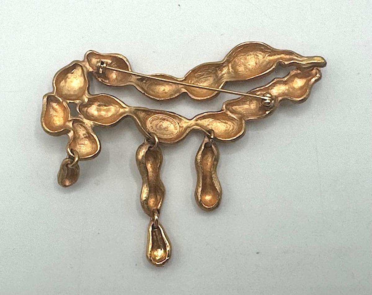 Christian Lacroix Broche de oro con textura de cacahuete en venta 7