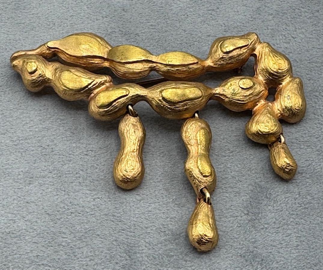 Femenino o masculino Christian Lacroix Broche de oro con textura de cacahuete en venta