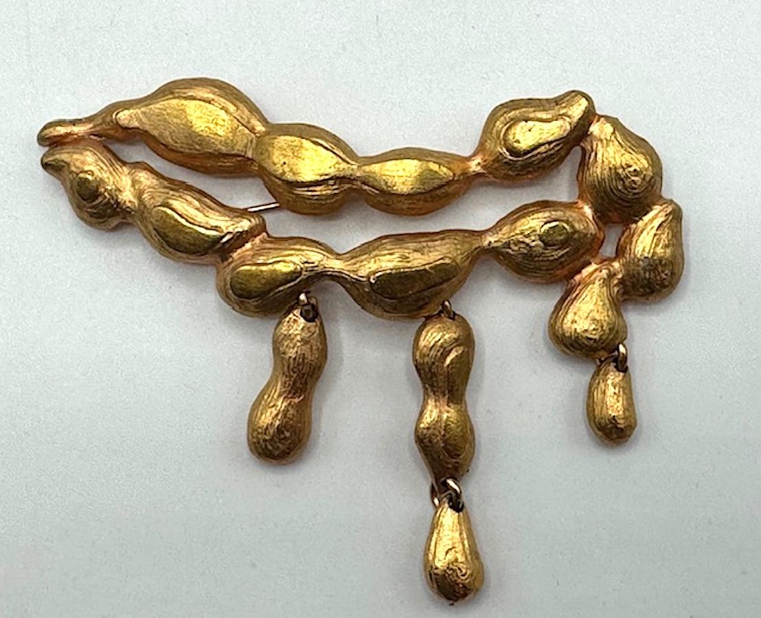Christian Lacroix Broche de oro con textura de cacahuete en venta 1