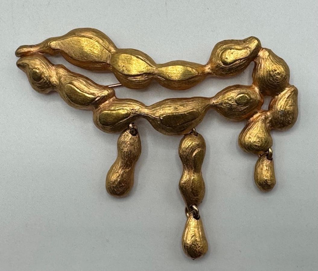 Christian Lacroix Broche de oro con textura de cacahuete en venta 2
