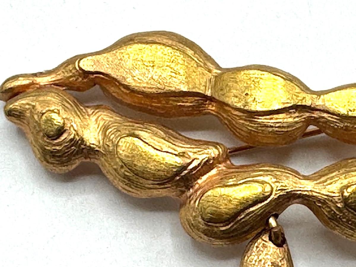 Christian Lacroix Broche de oro con textura de cacahuete en venta 3