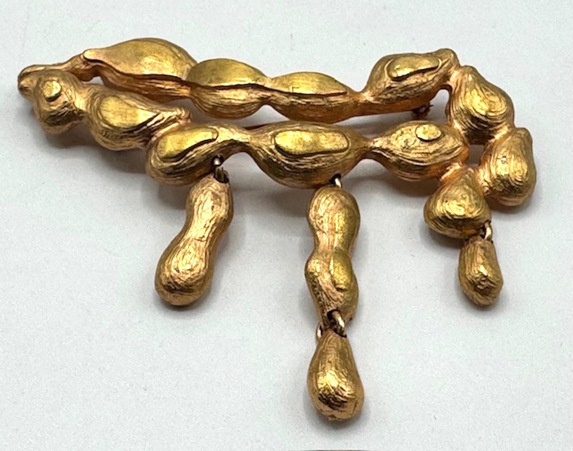 Christian Lacroix Broche de oro con textura de cacahuete en venta 4