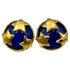 Pendientes de botón Christian Lacroix Estrellas doradas sobre resina azul
