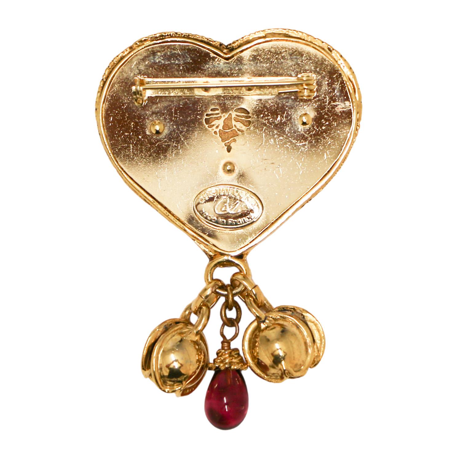 very good condition
Made in France
gold metal
Color: gold
Dimensions: 5.5 x 8 cm
Stamp : yes
Vintage Heart signed Christian Lacroix, two small golden bells and a small amethyst glass bead. Micro-scratches on the jewelry.