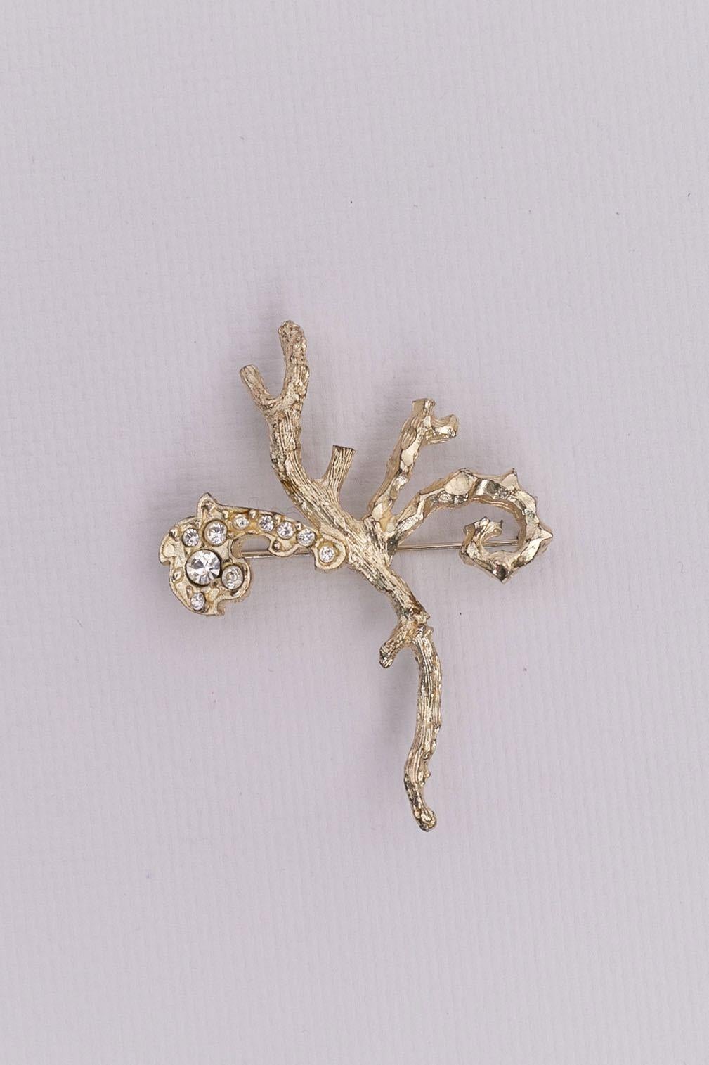 CHRISTIAN LACROIX - Vergoldete, mit Strasssteinen besetzte Metallbrosche. Die Brosche ist mit einer Schließe versehen und kann als Anhänger getragen werden.

Bedingung:
Sehr guter Zustand. Einige Oxidation auf dem Metall auf der