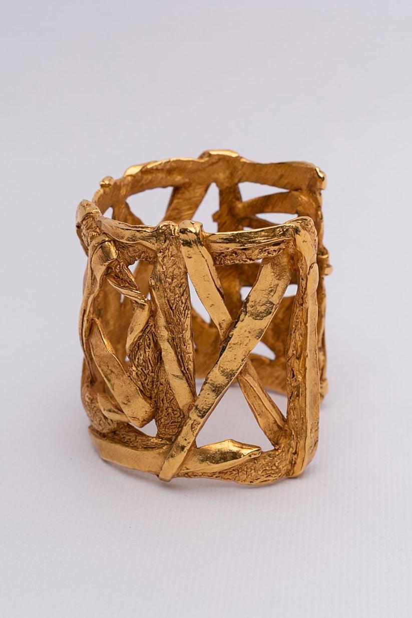 Christian Lacroix (Made in France) Hammered and engraved gilted metal cuff bracelet.

Additional information:

Dimensions: 
Circumference: 14 cm (5.51 in) 
Height: 6 cm (2.36 in) 
Opening: 3 cm (1.18 in)

Condition: 
Very good condition
Seller Ref