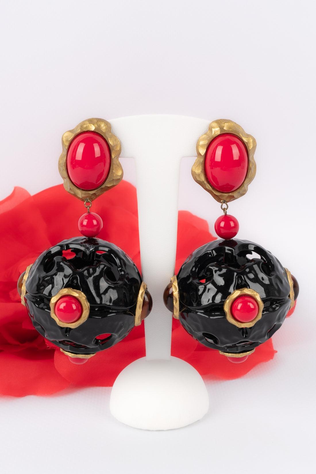 Christian Lacroix Golden Metal Clip-on Earrings with Resin, 1990s For Sale 6