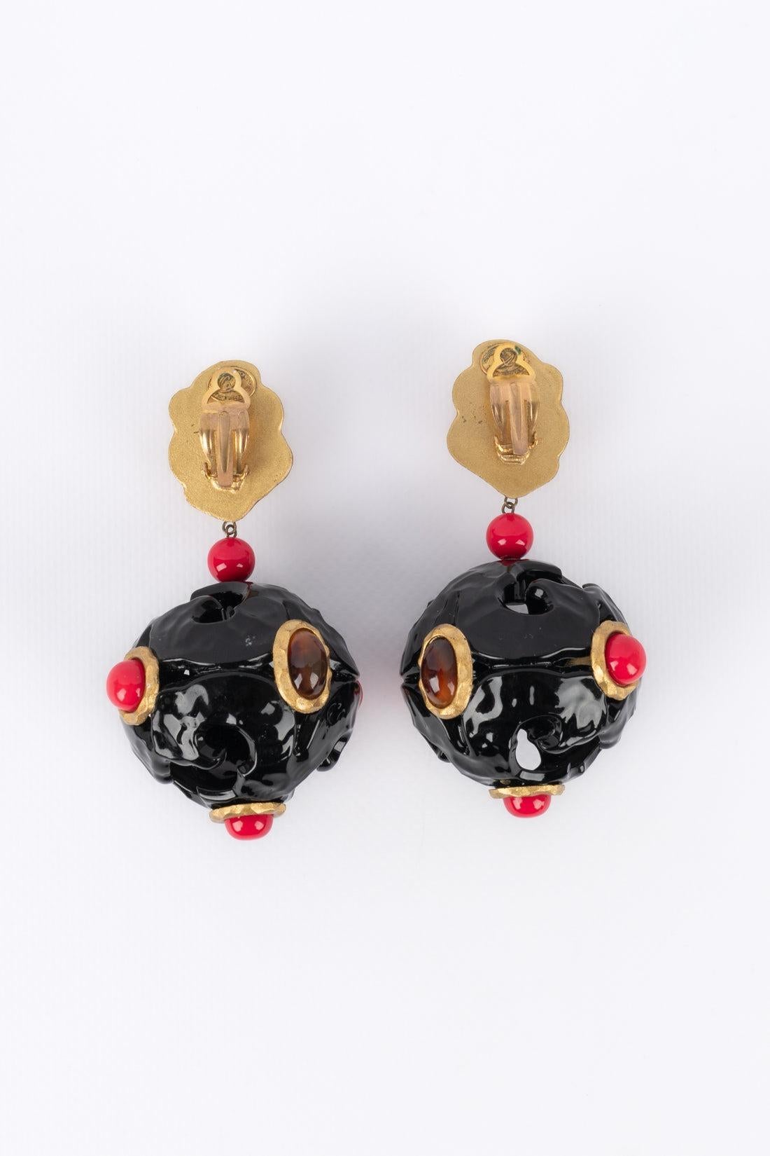 Christian Lacroix Golden Metal Clip-on Earrings with Resin, 1990s In Excellent Condition For Sale In SAINT-OUEN-SUR-SEINE, FR