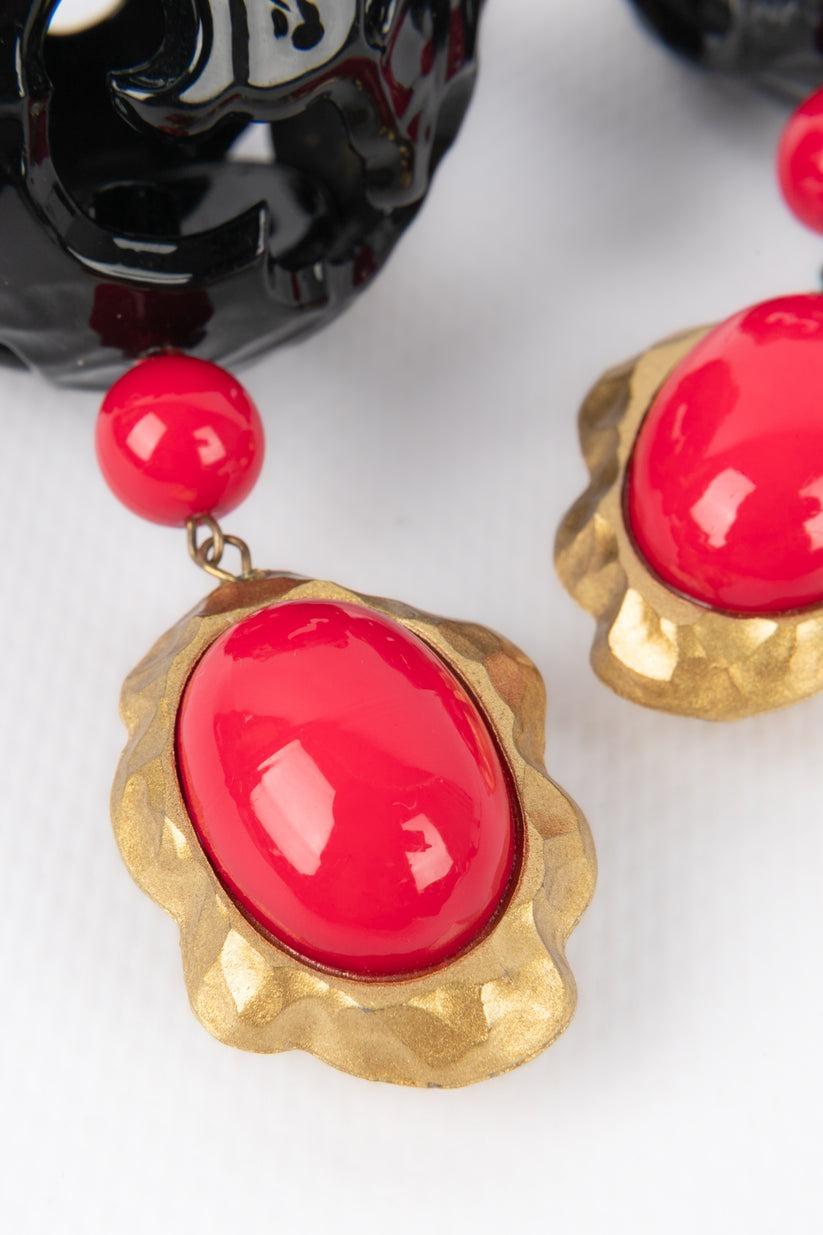 Christian Lacroix Golden Metal Clip-on Earrings with Resin, 1990s For Sale 4