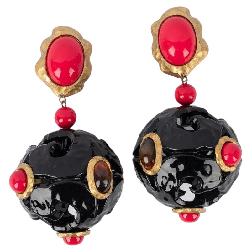 Boucles d'oreilles à clip en métal doré et résine de Christian Lacroix, années 1990 en vente