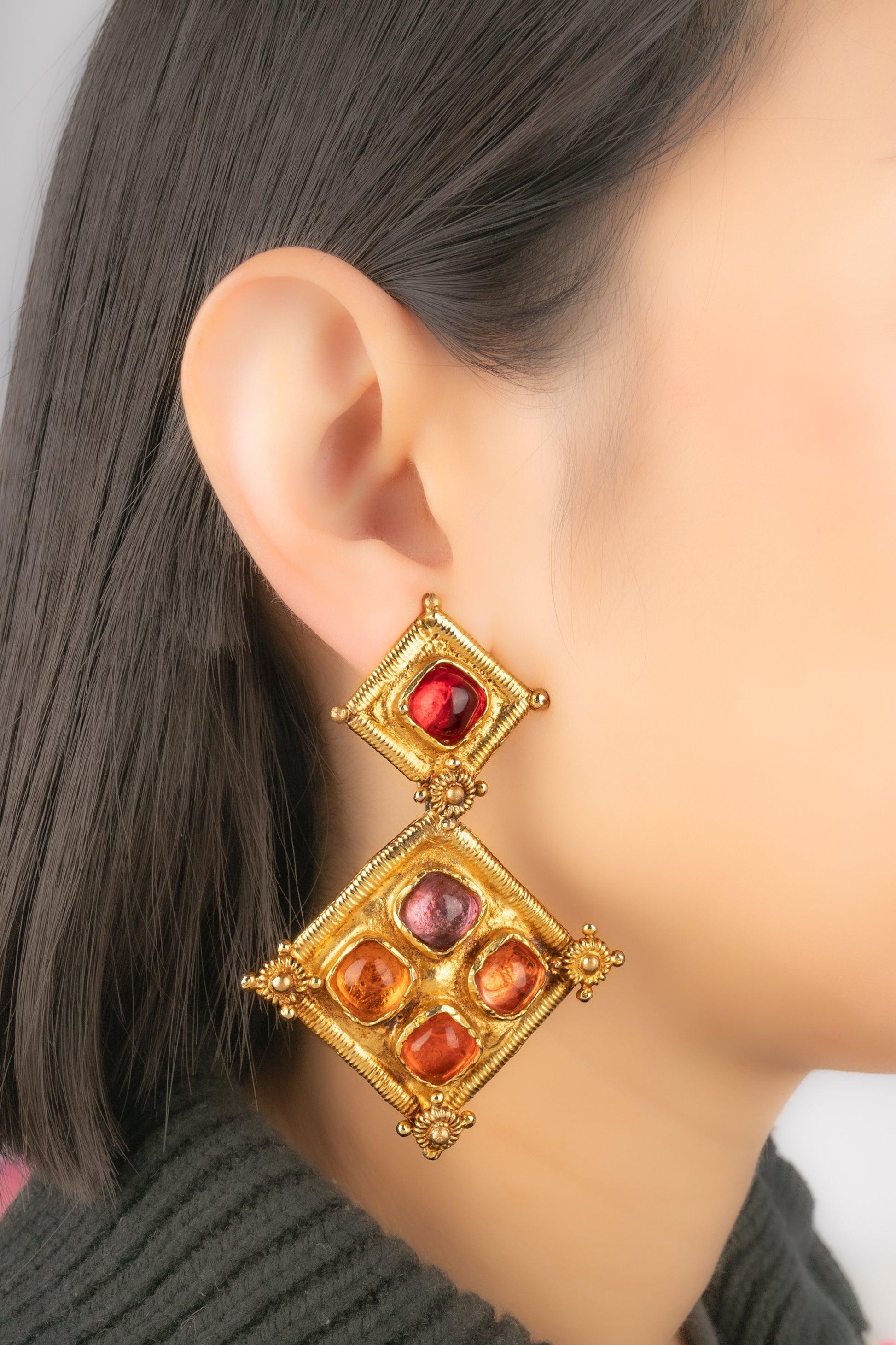 Christian Lacroix - Golden metal earrings with multicolored resin.

Additional information:
Condition: Very good condition
Dimensions: Height: 8.5 cm

Seller Reference: BO410