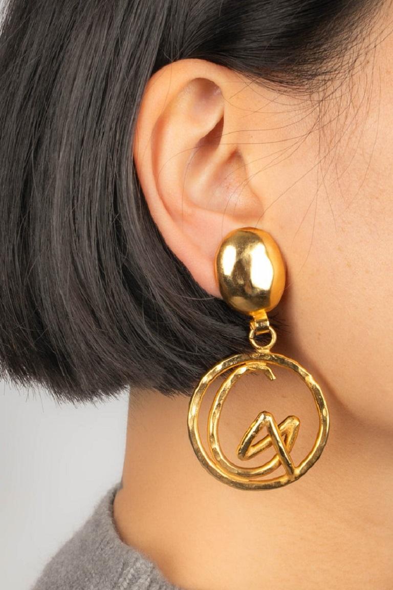 Christian Lacroix - (Made in France) Golden metal earrings.

Additional information:
Condition: Very good condition
Dimensions: Length: 7 cm

Seller Reference: BO329