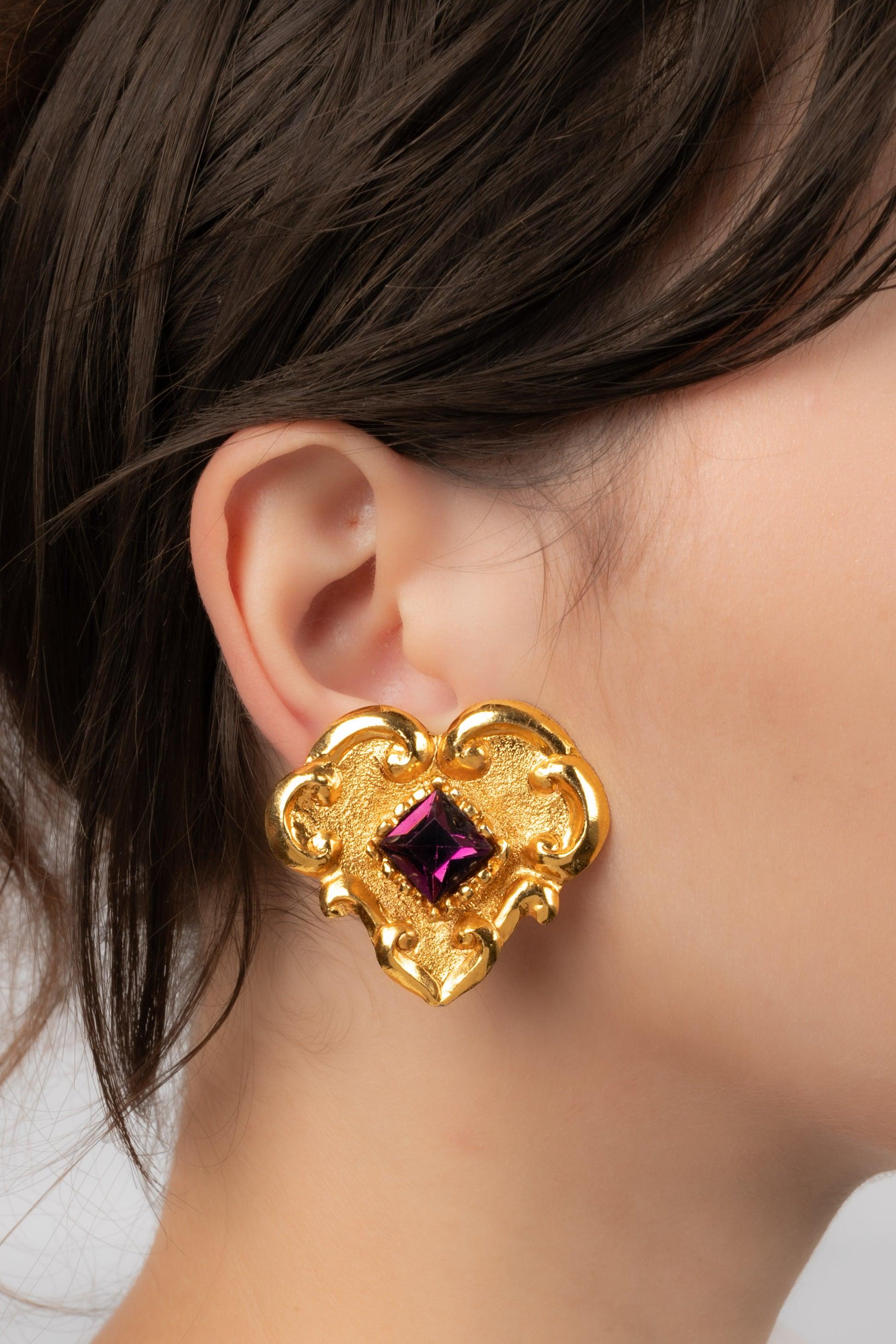 Christian Lacroix - (Made in France) Golden metal earrings topped with a purple rhinestone.

Additional information:
Condition: Very good condition
Dimensions: Height: 4 cm

Seller Reference: BO165
