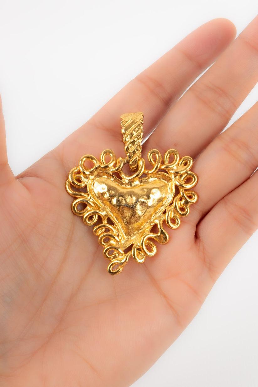Christian Lacroix - (Made in France) Golden metal heart-shaped pendant.

Additional information:
Condition: Very good condition
Dimensions: Height: 5.5 cm

Seller Reference: BR176