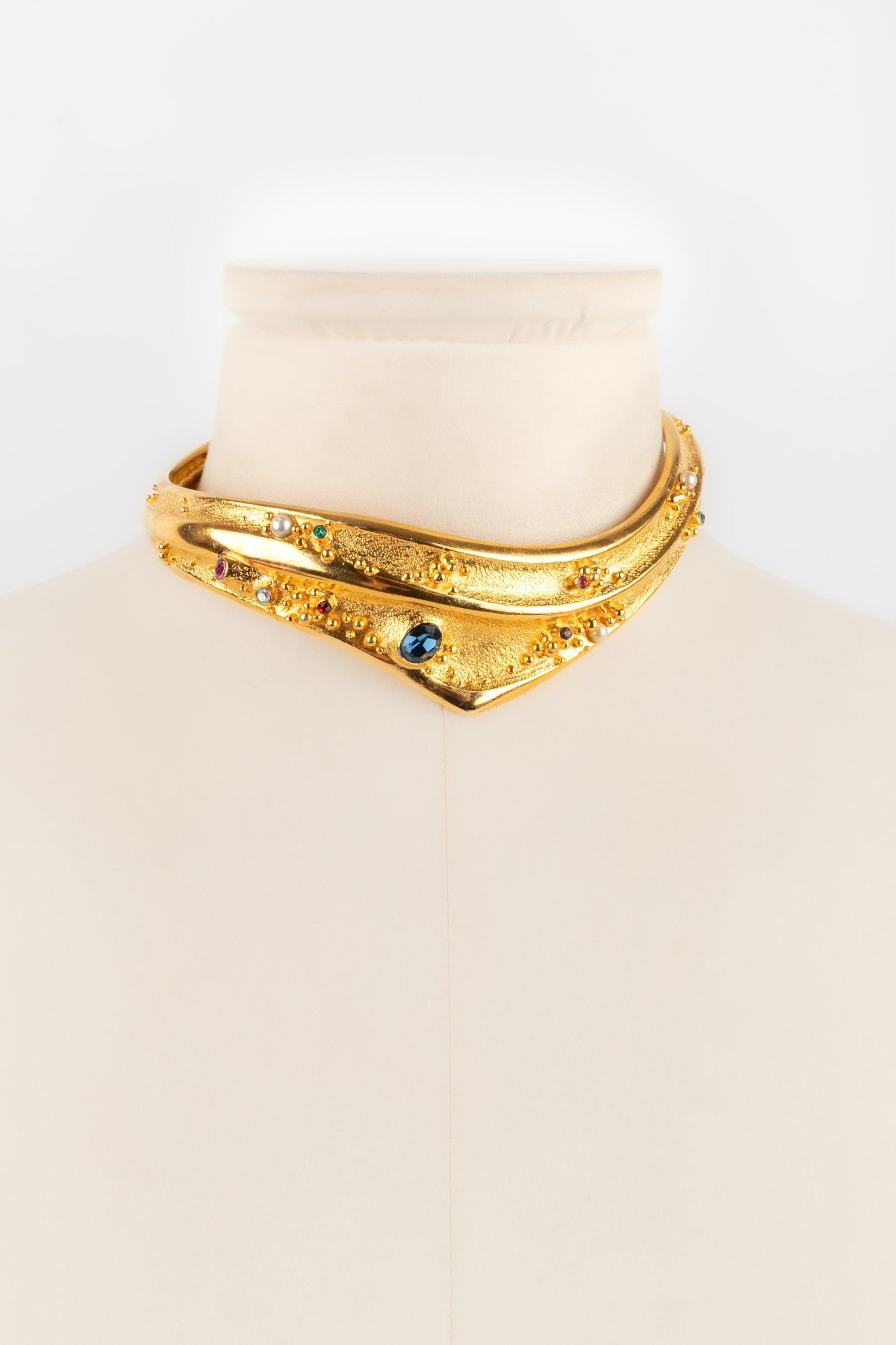 Christian Lacroix - (Made in France) Golden metal short necklace ornamented with rhinestones.

Additional information:
Condition: Very good condition
Dimensions: Length: 36 cm

Seller Reference: BC118