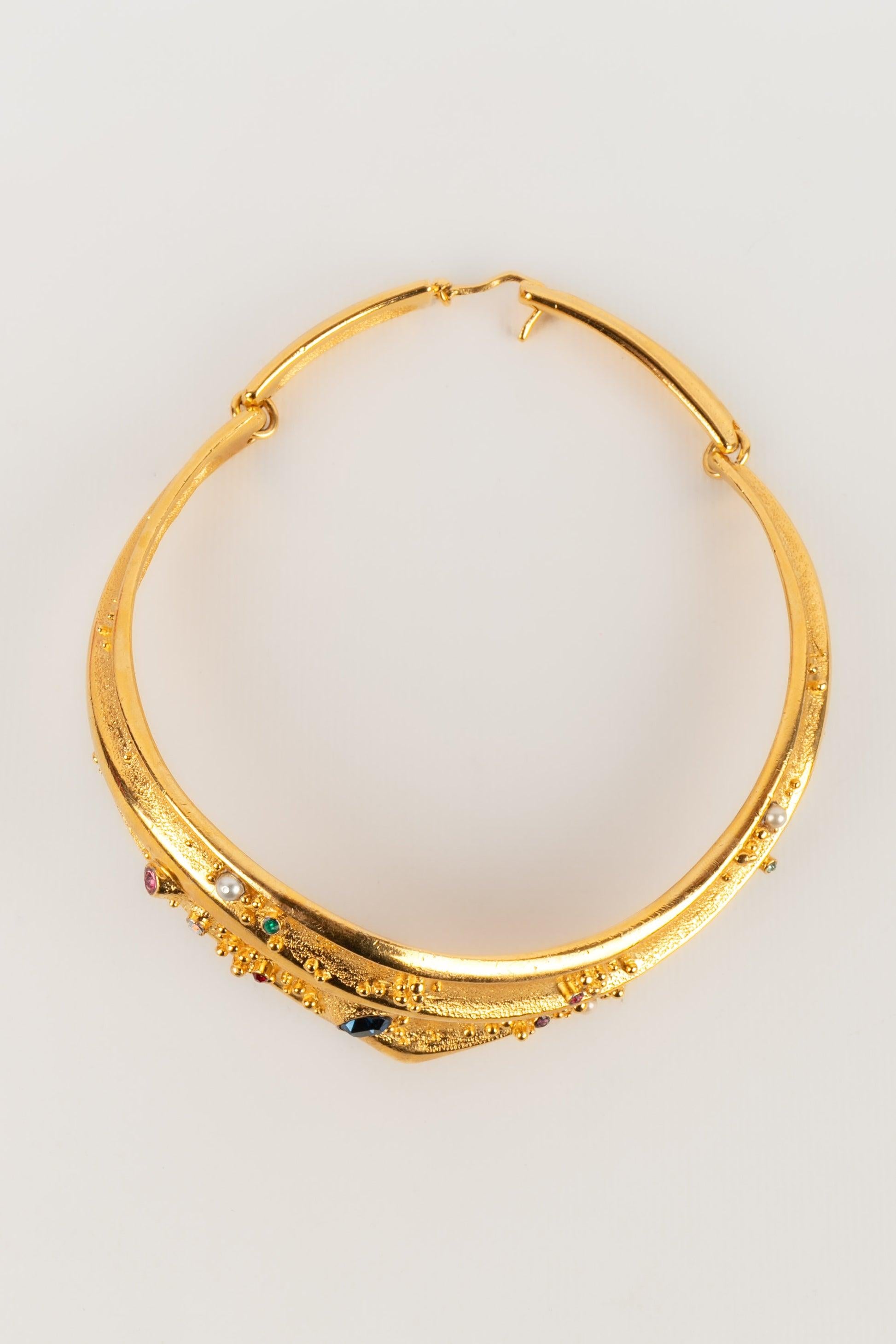 Christian Lacroix Golden Metal Short Necklace with Rhinestones  In Excellent Condition For Sale In SAINT-OUEN-SUR-SEINE, FR