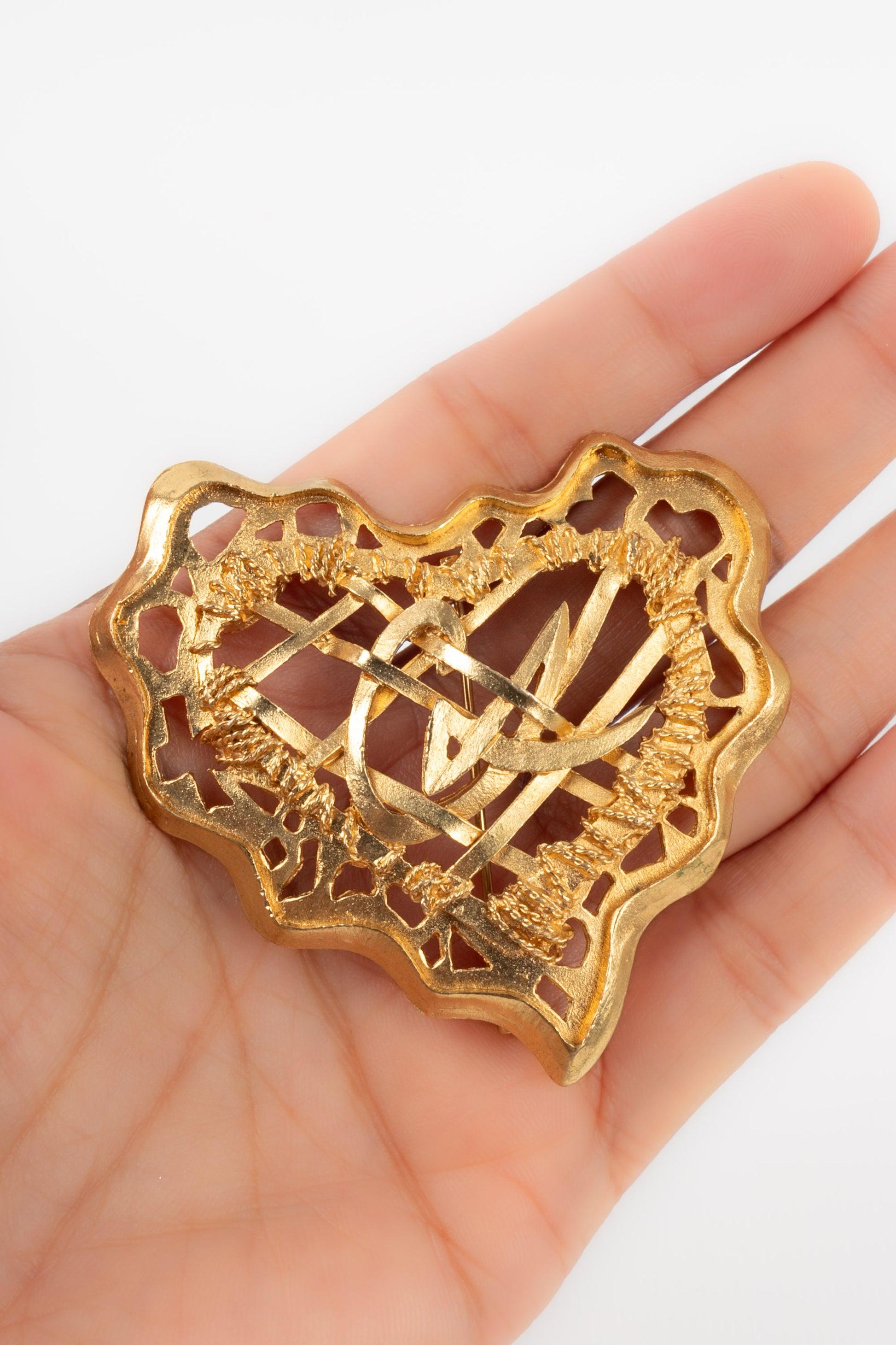 Christian Lacroix - (Made in France) Golden openwork metal brooch.

Additional information:
Condition: Very good condition
Dimensions: Height: 6 cm

Seller Reference: BR174