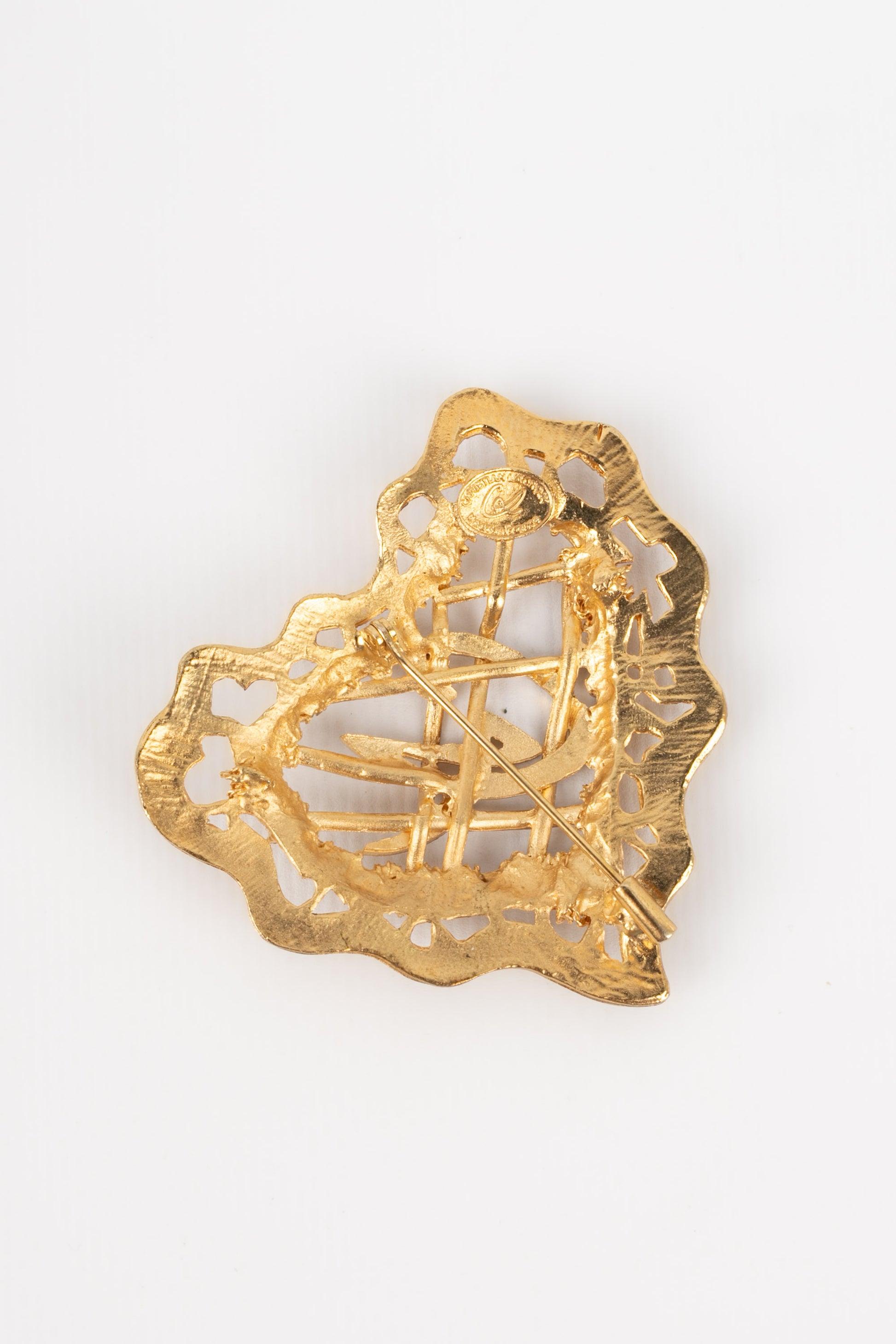 Christian Lacroix Golden Openwork Metal Heart Brooch In Excellent Condition For Sale In SAINT-OUEN-SUR-SEINE, FR