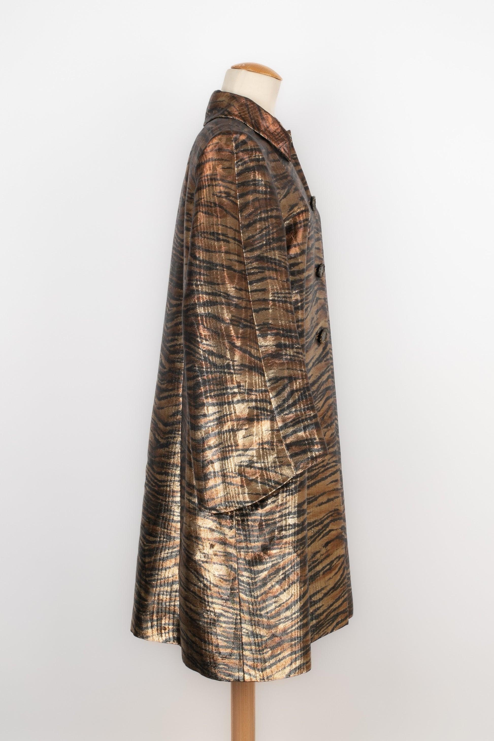 Christian Lacroix -(Made in France) Golden-tone lamé coat with a zebra effect. Missing size and composition labels, it fits a 42FR.

Additional information:
Condition: Very good condition
Dimensions: Shoulder width: 46 cm - Sleeve length: 55 cm -