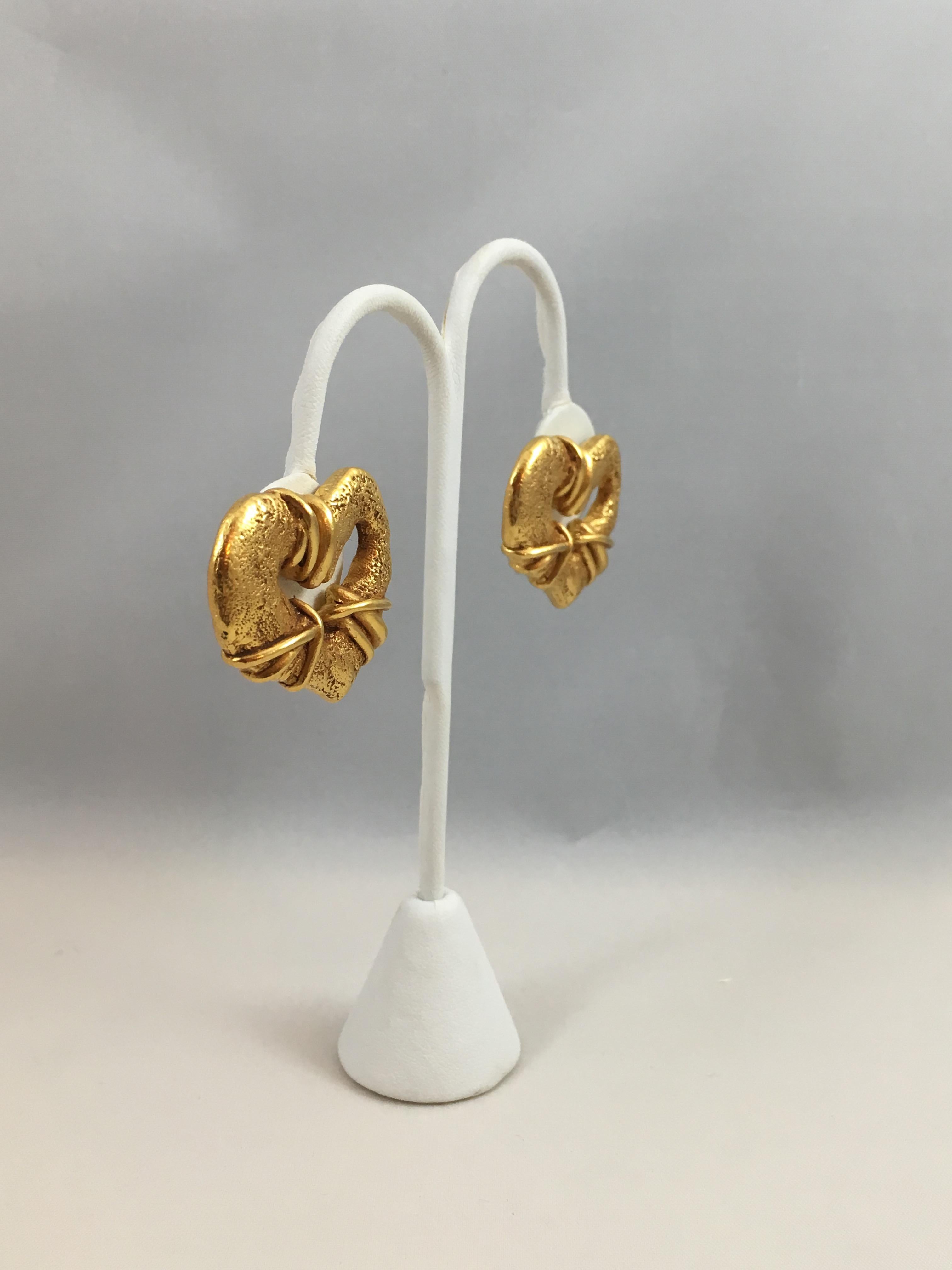 Christian LaCroix Goldtone Heart Earrings 1994 im Zustand „Hervorragend“ im Angebot in Chicago, IL