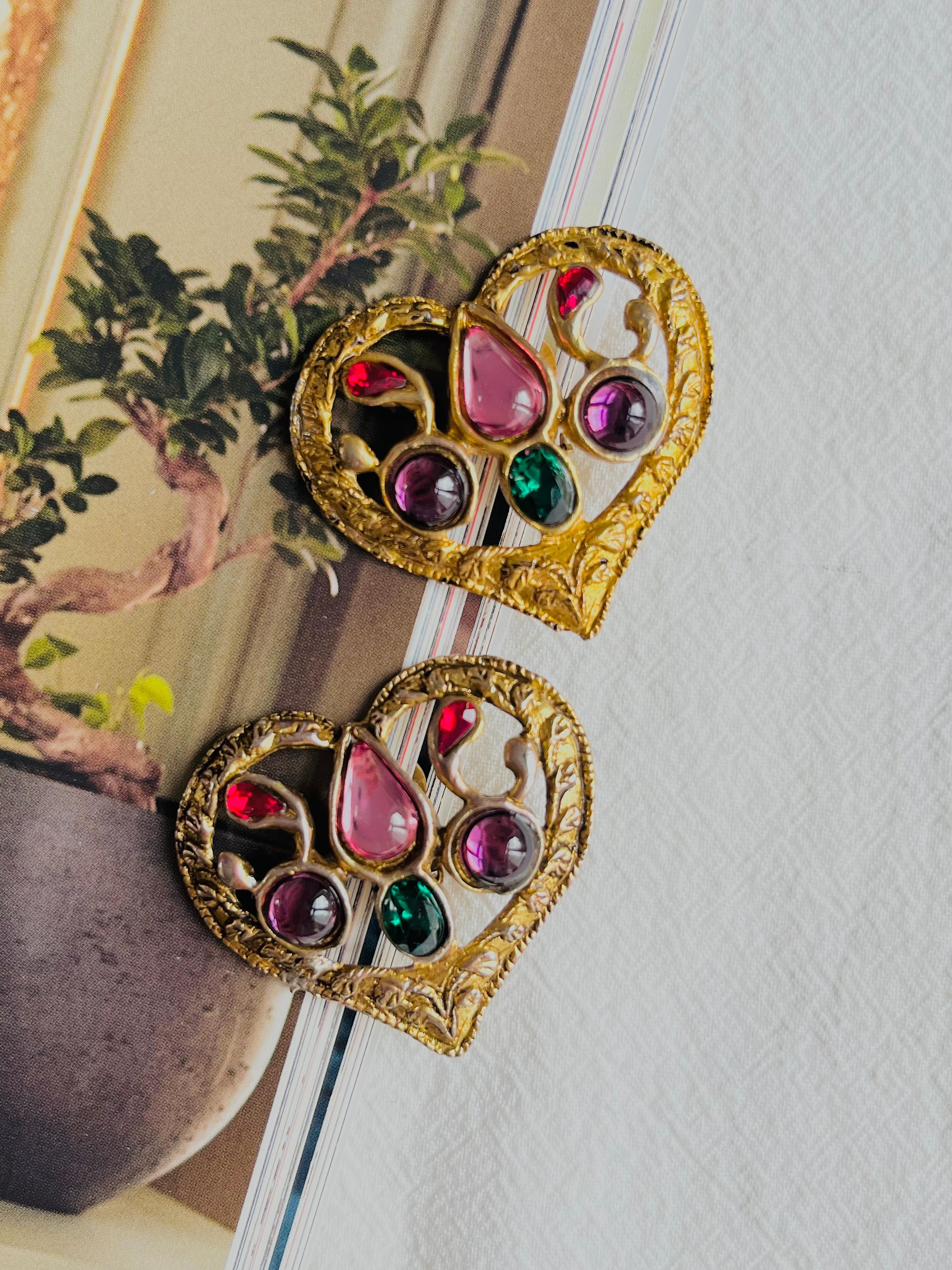 Christian Lacroix Vintage Gripoix Purple Green Red Pink Jelly Belly Cabochon Crystals Openwork Heart Chunky Clip Earrings, Gold Tone

Good condition. Light scratches or colour loss. 100% Genuine. 

Signed at the back. Rare to find.

Size: 4.6*4.6