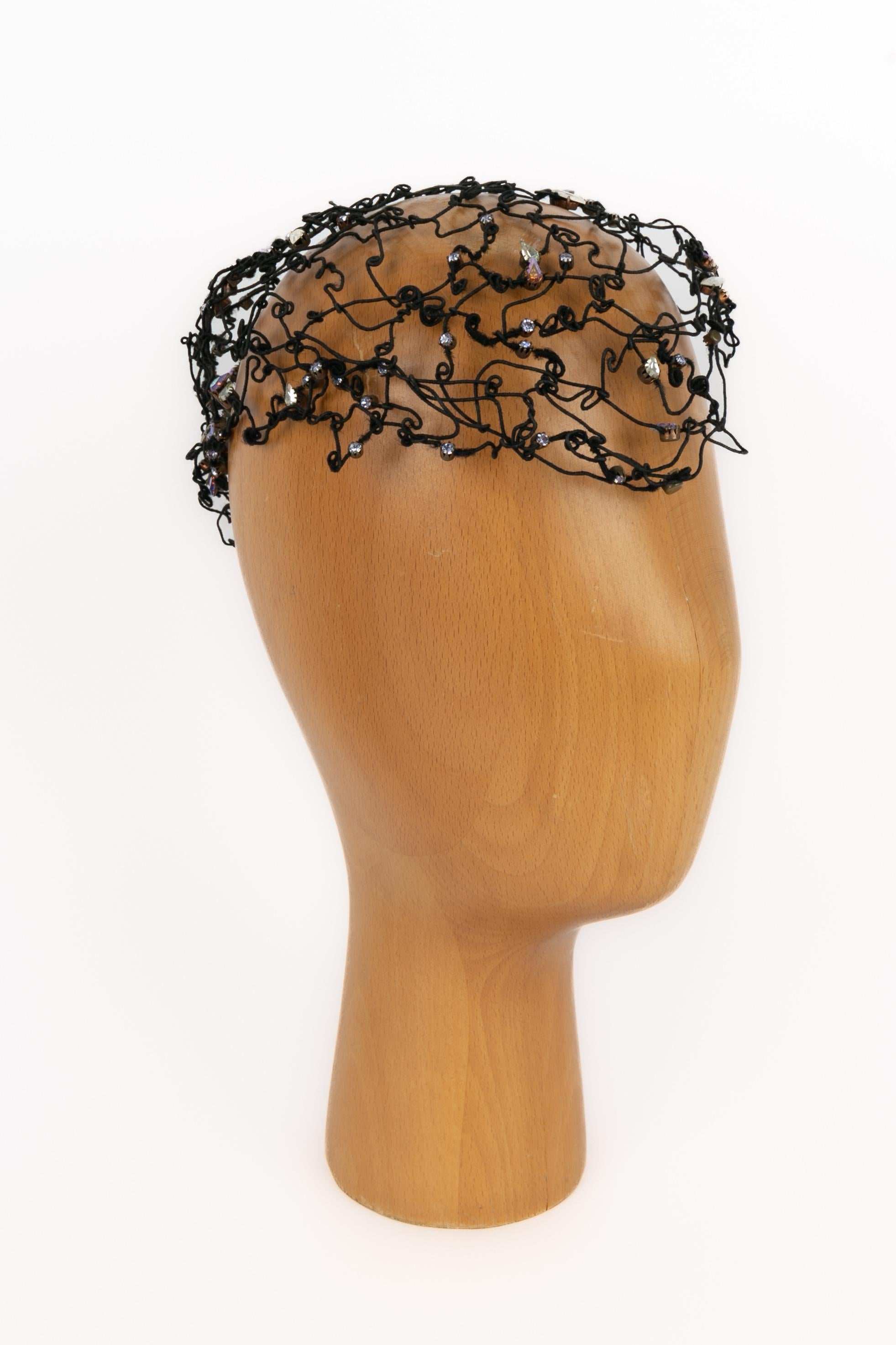 CHRISTIAN LACROIX - Metallic thread hat ornamented with Swarovski rhinestones. Not signed piece from a fashion show.

Condition:
Very good condition

Dimensions:
Single Size

SKU:CHP83