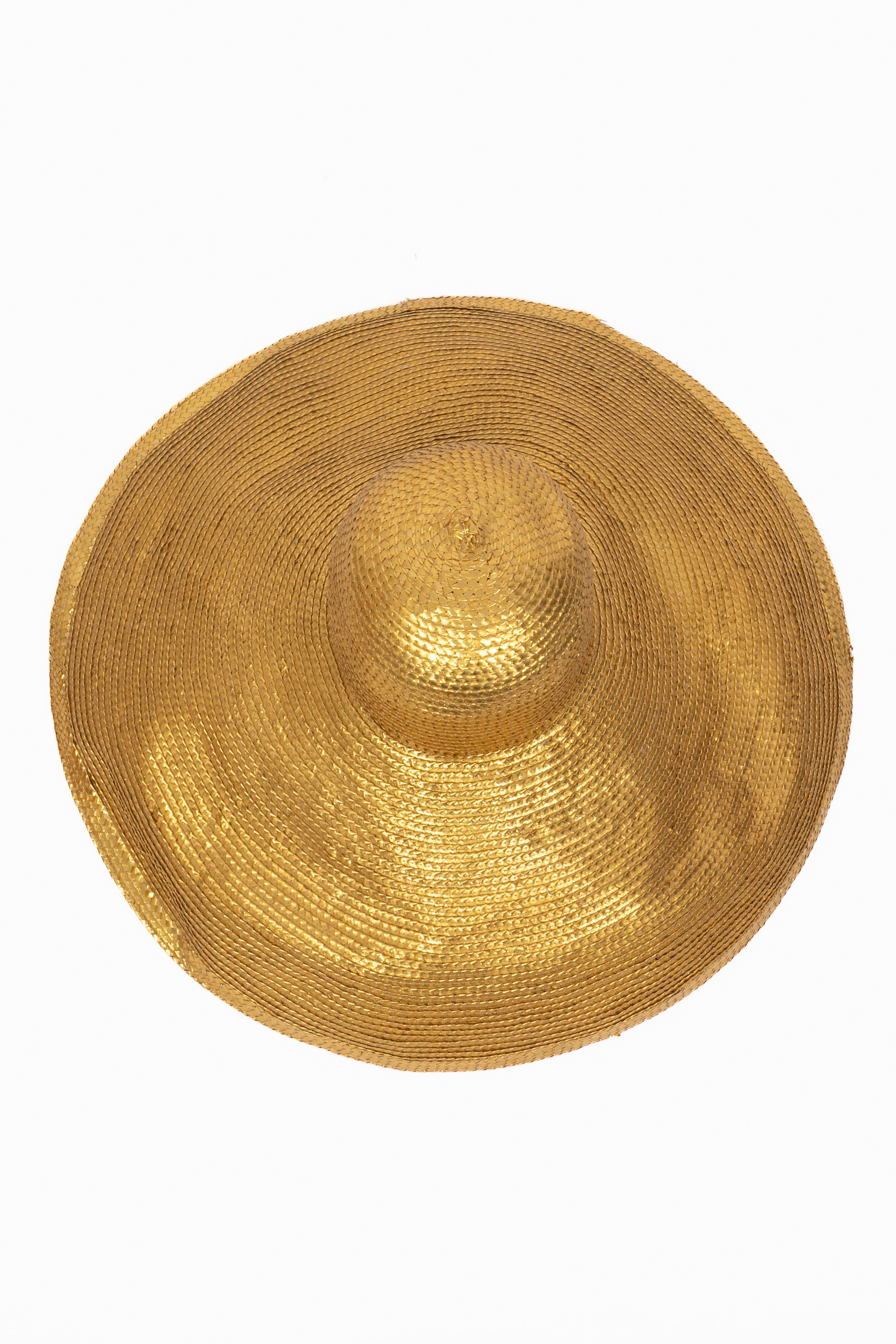 CHRISTIAN LACROIX - (Made in France) Cappello di paglia rivestito d'oro. Collezione Haute Couture Primavera-Estate 1992 sotto la direzione artistica di Christian Lacroix.

Condizioni:
Ottime condizioni

Dimensioni:
Circonferenza: 56 cm

SKU:CHP170