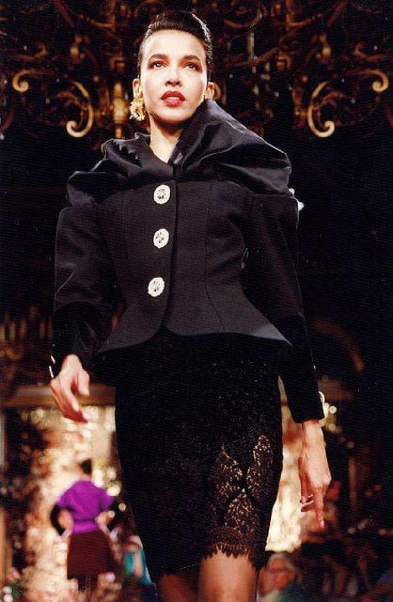 Christian Lacroix - Haute Couture-Outfit bestehend aus einer schwarzen, taillierten Jacke mit Seidenkragen und Samtärmeln. Der Rock ist aus Samt und schwarzer Spitze, innen aus Seide. Keine Größenangabe, es passt eine 34FR.
Collection Haute Couture