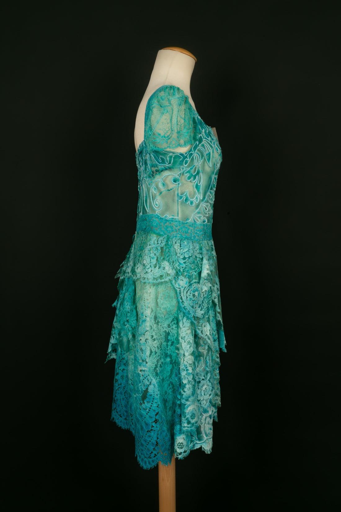 Christian Lacroix - Haute Couture blue tie-and-dye lace dress. No size indicated, it fits a 38FR.

Additional information:
Condition: Very good condition
Dimensions: Chest: 44 cm - Waist: 37 cm - Hips: 44 cm - Length: 98 cm

Seller Reference: VR246

