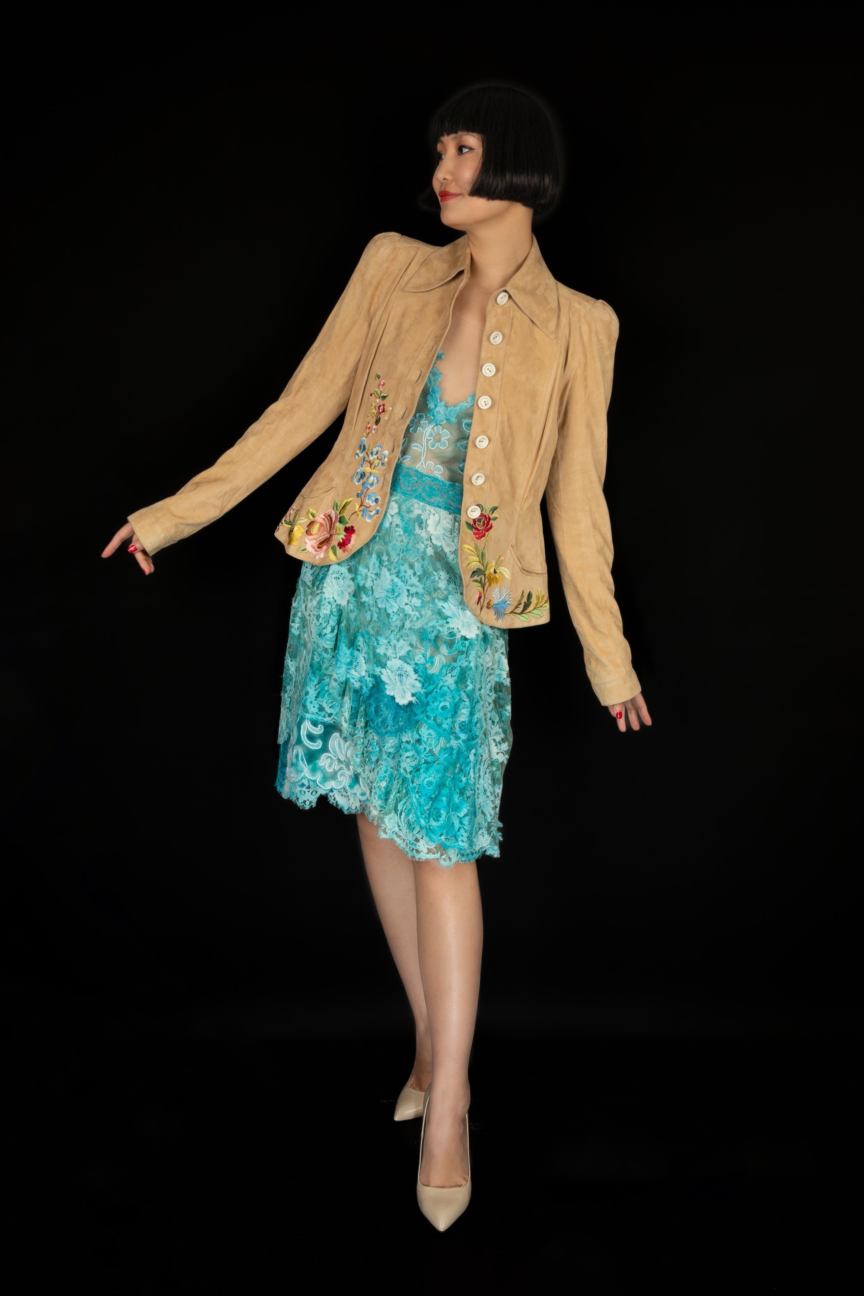 Christian Lacroix - Haute Couture blue tie-and-dye lace dress. No size indicated, it fits a 38FR.

Additional information:
Condition: Very good condition
Dimensions: Chest: 44 cm - Waist: 37 cm - Hips: 44 cm - Length: 98 cm

Seller Reference: VR246
