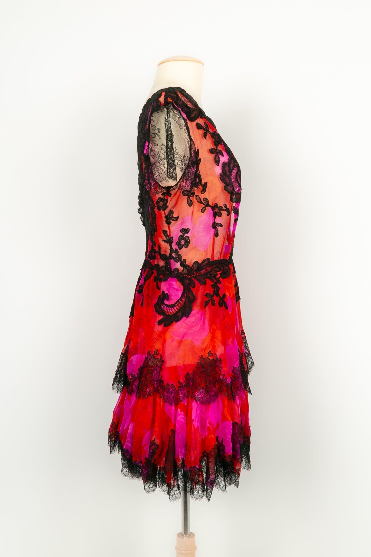 Christian Lacroix - Haute Couture Kleid aus Seidenmusselin und Spitze, in Rot-, Rosa- und Schwarztönen. Wird mit einem Schal verkauft. Keine Größe noch Zusammensetzung Label, es passt ein 36FR.

Zusätzliche Informationen:
Zustand: Sehr guter