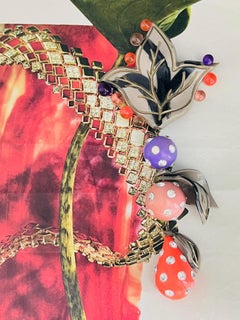 Broche largo icónico de alta costura de Christian Lacroix, con forma de hoja roja y rosa, muy exclusivo