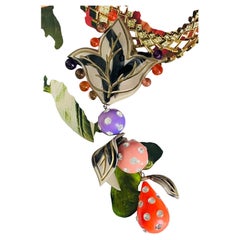 Broche largo icónico de alta costura de Christian Lacroix, con forma de hoja roja y rosa, muy exclusivo
