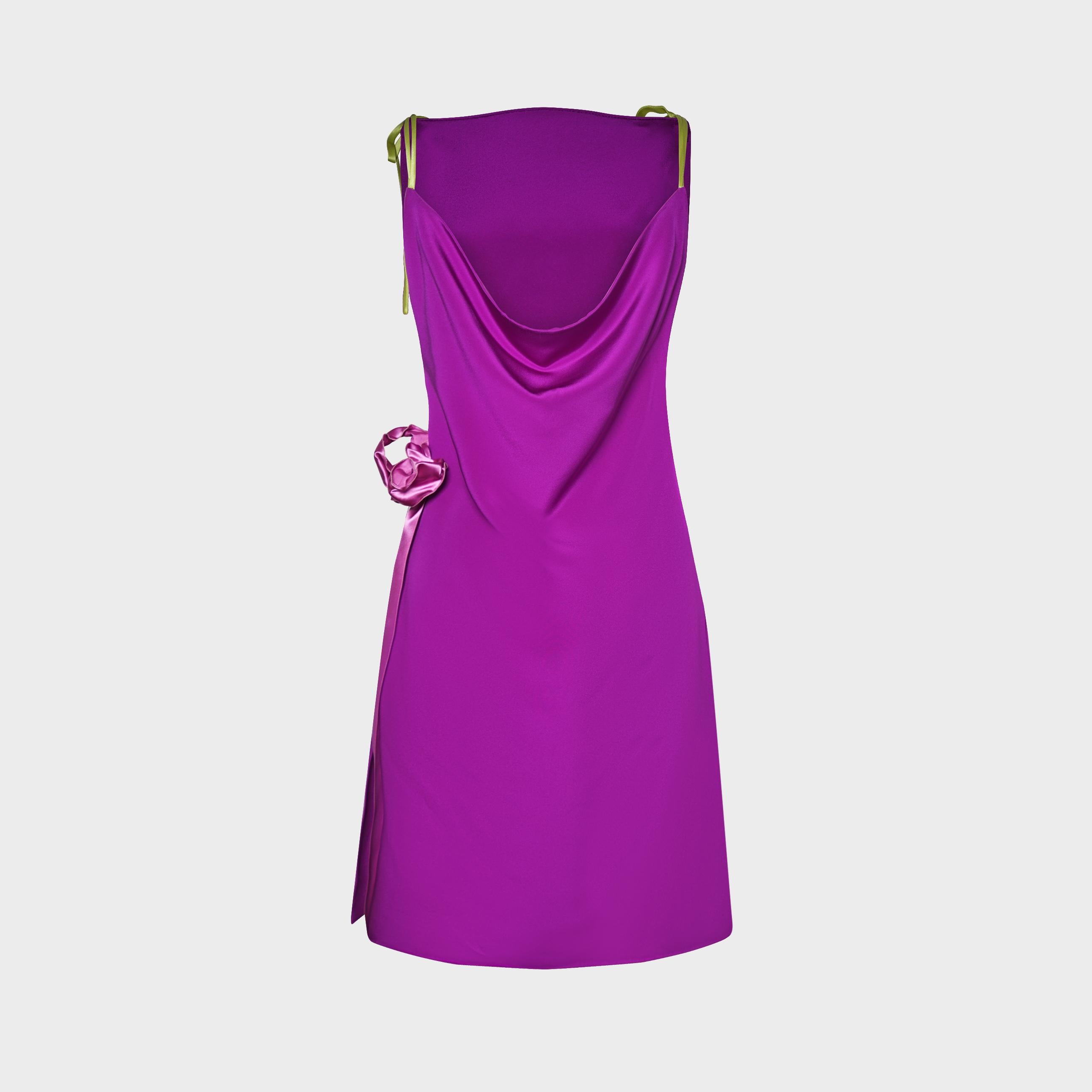 Issue de la collection Haute Couture printemps/été 2004 de Christian Lacroix, cette robe reflète la théâtralité joyeuse et la précision artisanale de l'atelier du créateur. Taillée dans une silhouette droite, cette pièce présente des attaches aux