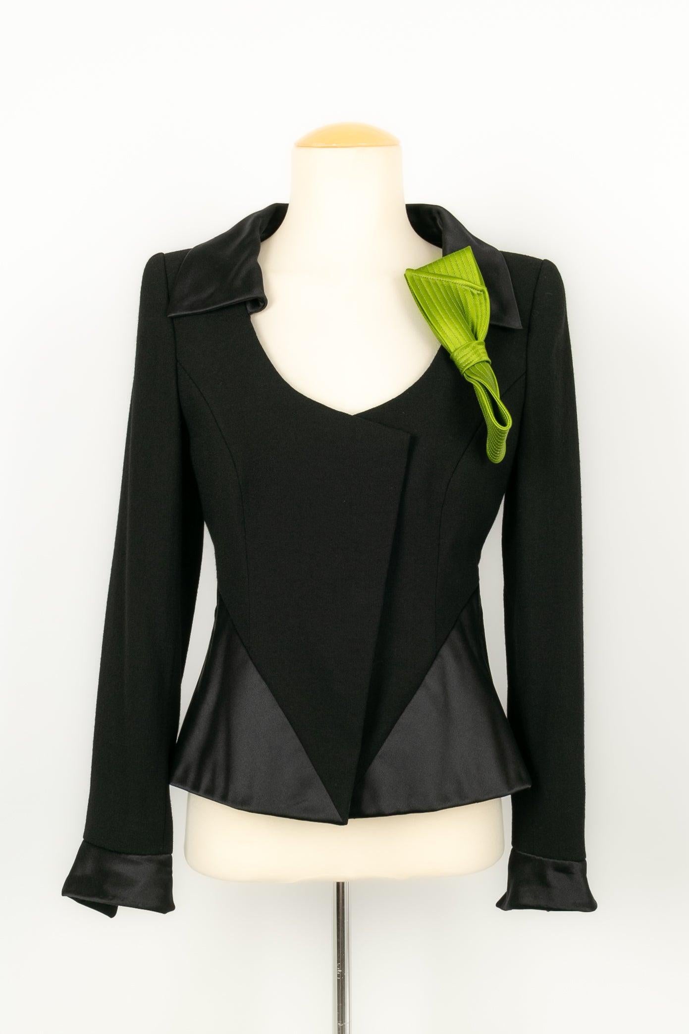 Christian Lacroix - Haute Couture Set bestehend aus einer schwarzen Jacke und einer Brosche in Form einer grünen Seidenschleife. Der Rock ist mit schwarzer Spitze überzogen. Keine Größenangabe, es passt eine 36FR.

Zusätzliche