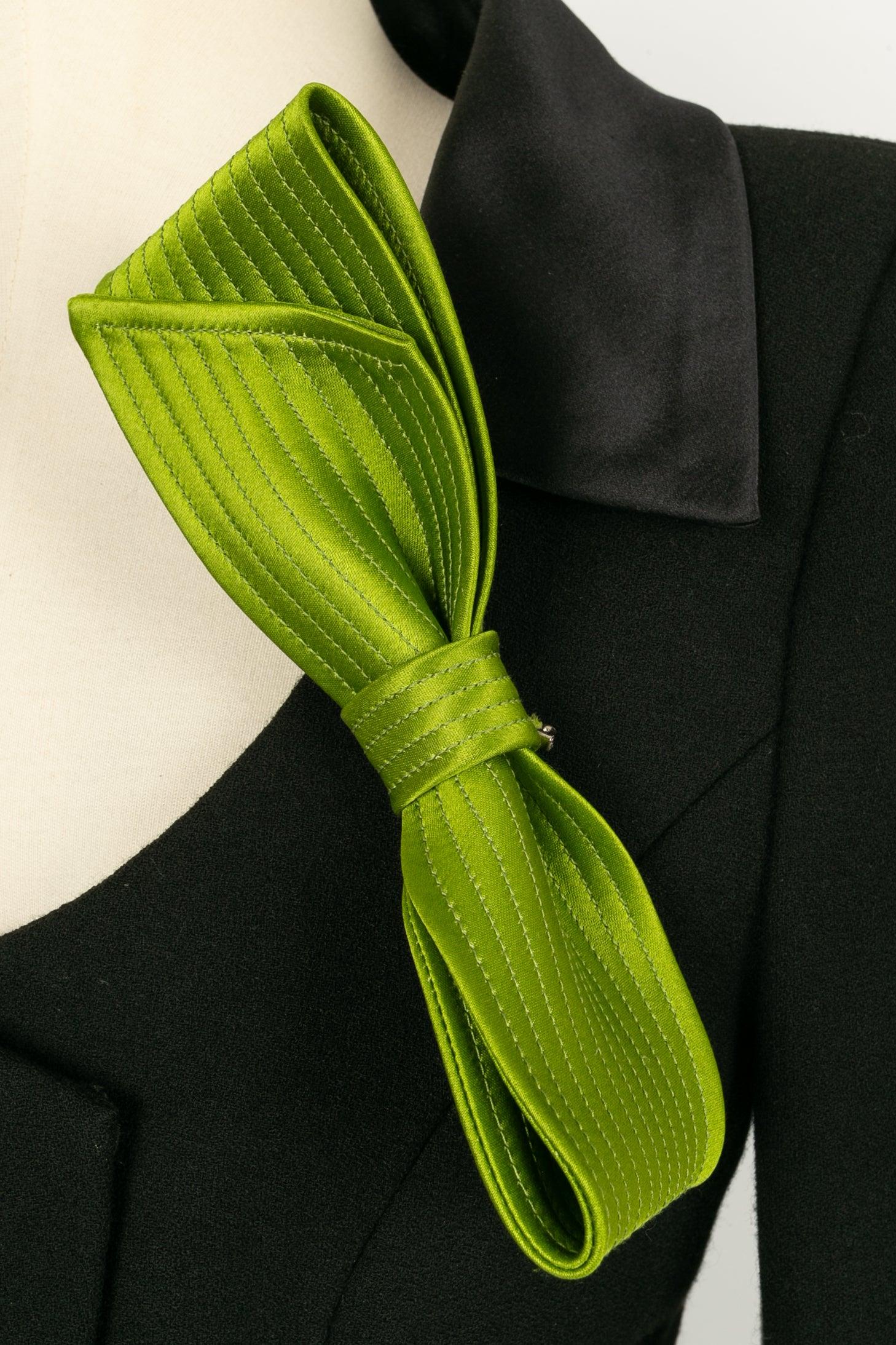 Christian Lacroix Set Haute Couture composto da giacca nera e spilla in vendita 2