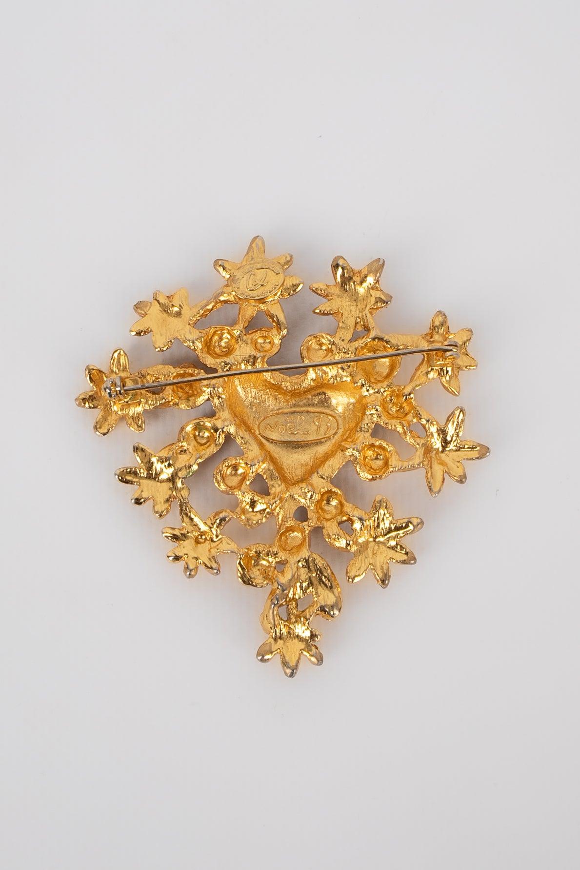 Christian Lacroix - (Made in France) Golden metal brooch representing a heart. Jewelry from the 1993 collection.
 
 Additional information: 
 Condition: Very good condition
 Dimensions: 7 cm x 8 cm
 Period: 20th Century
 
 Seller Reference: BR120
