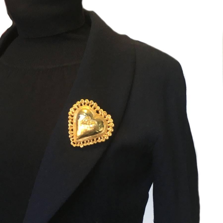 Christian Lacroix heart brooch in gold metal. Initials engraved on the front. Brand note on the back. 

In perfect condition.

Dimensions: 6,8x6,5 cm

Will be delivered in a new, non-original dust bag