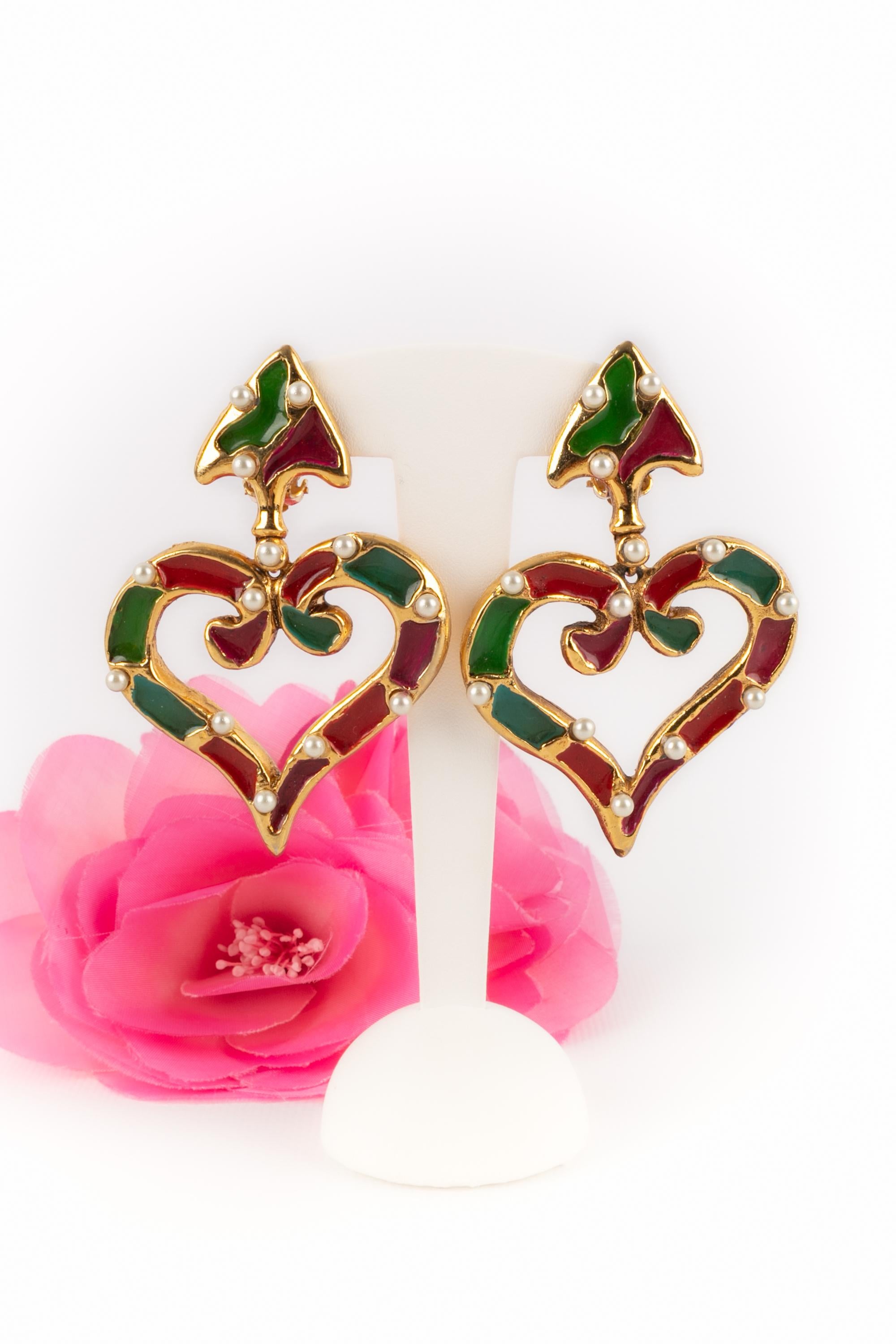 CHRISTIAN LACROIX - (Made in France) Golden metal heart-shaped clip-on earrings. Jewelry from the 1990s.

Condition:
Very good condition

Dimensions:
Length: 7.5 cm - Width: 5 cm

SKU:BO210