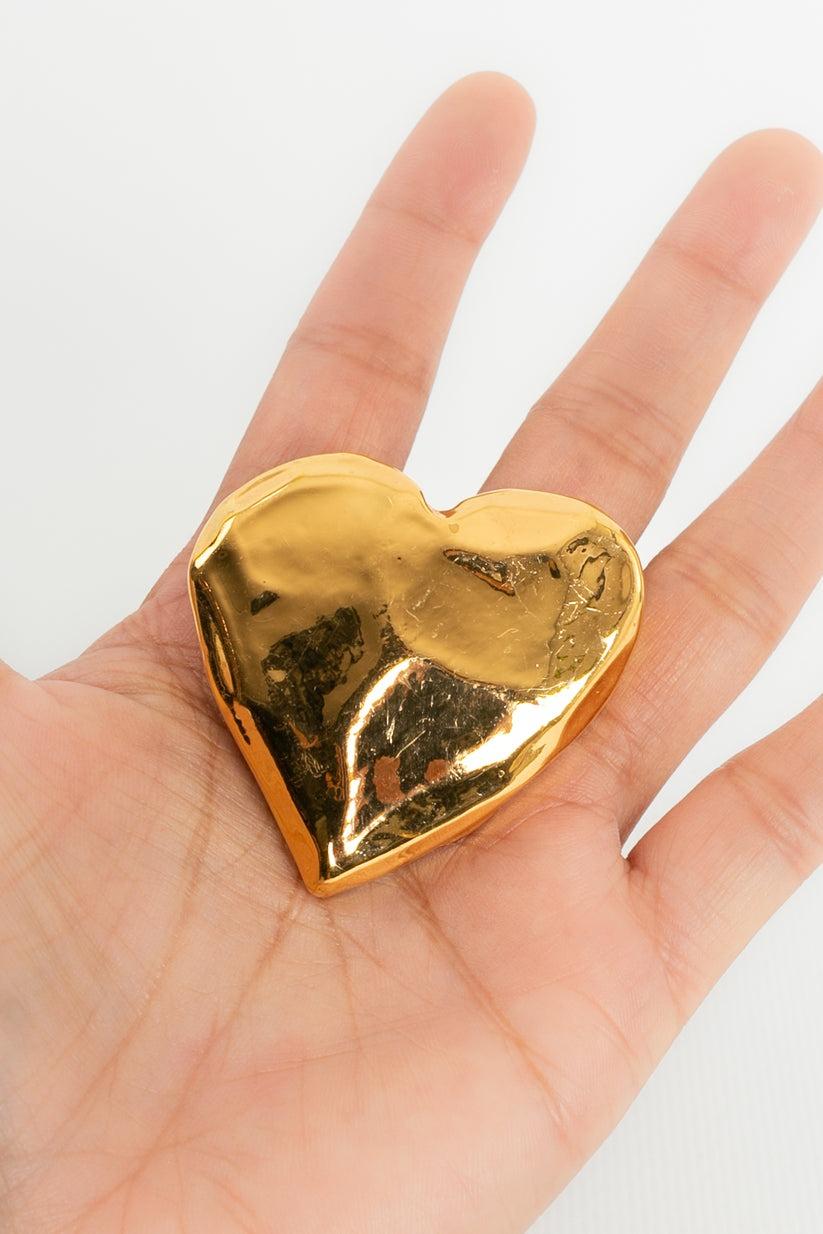 Christian Lacroix - (Made in France) Heart shaped brooch in gilded metal.

Additional information:
Condition: Very good condition
Dimensions: Height: 4 cm (1.18