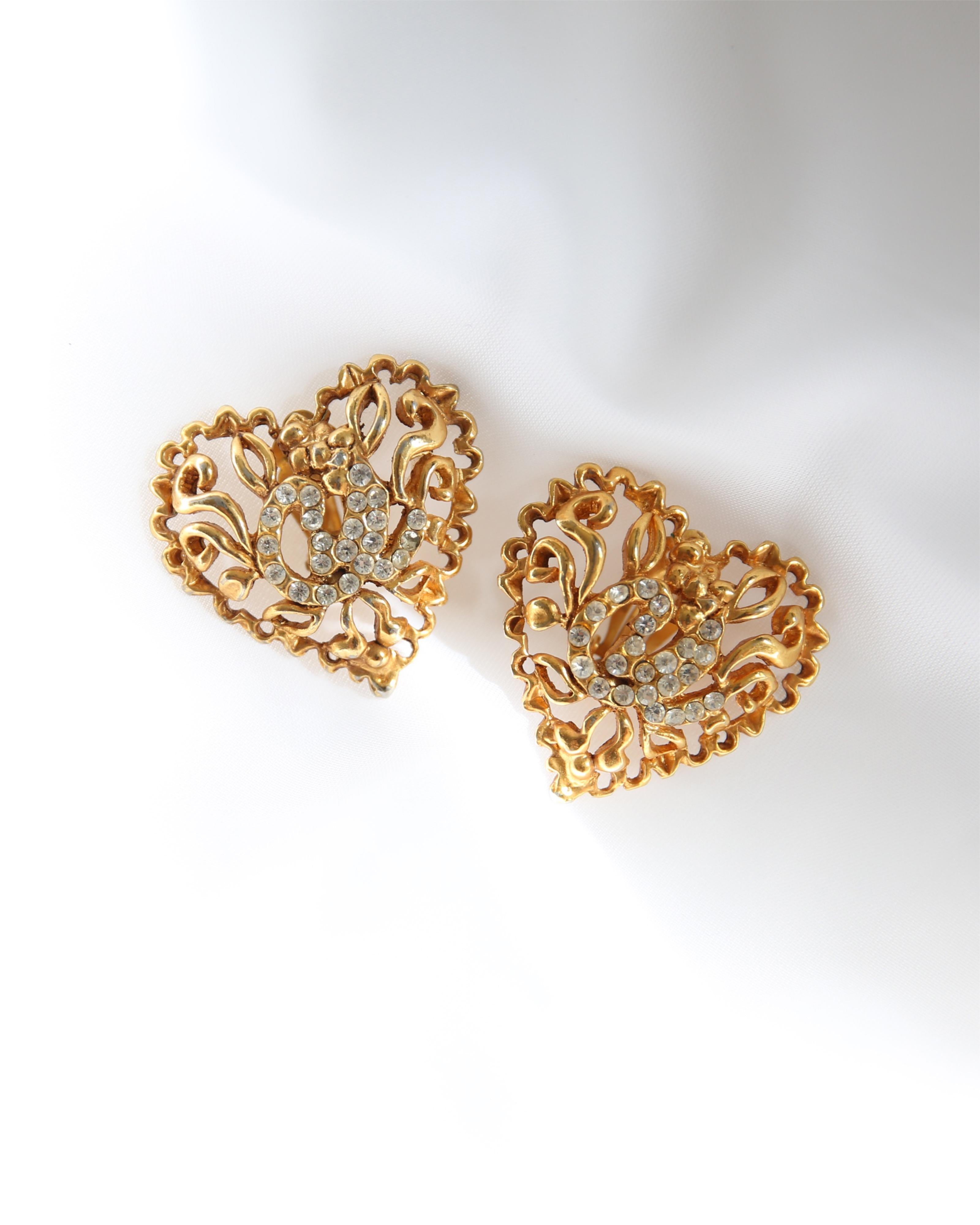 Vintage Christian Lacroix oversized gold filigree heart shaped earrings
Each earrings has a large CL spelt out in crystals 
Clip on
CL stamped on the back
Circa 1980

Condition:
In good vintage condition with one missing crystal (Please refer to the