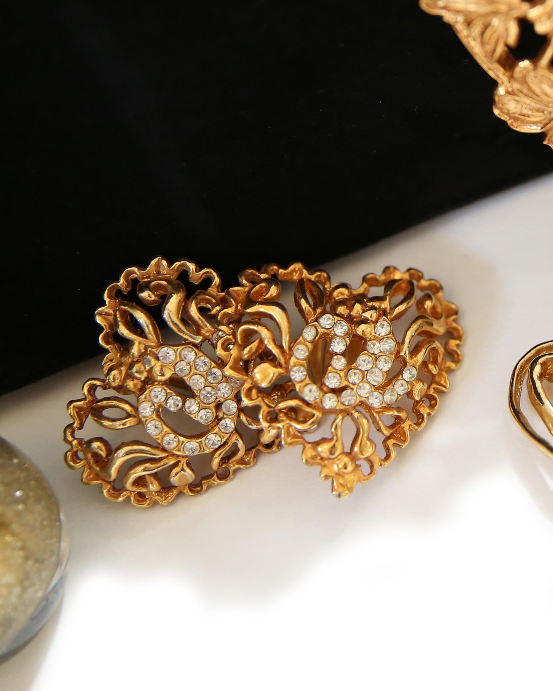 Christian Lacroix, boucles d'oreilles surdimensionnées en forme de cœur en or filigrane et cristal Bon état - En vente à Paris, FR