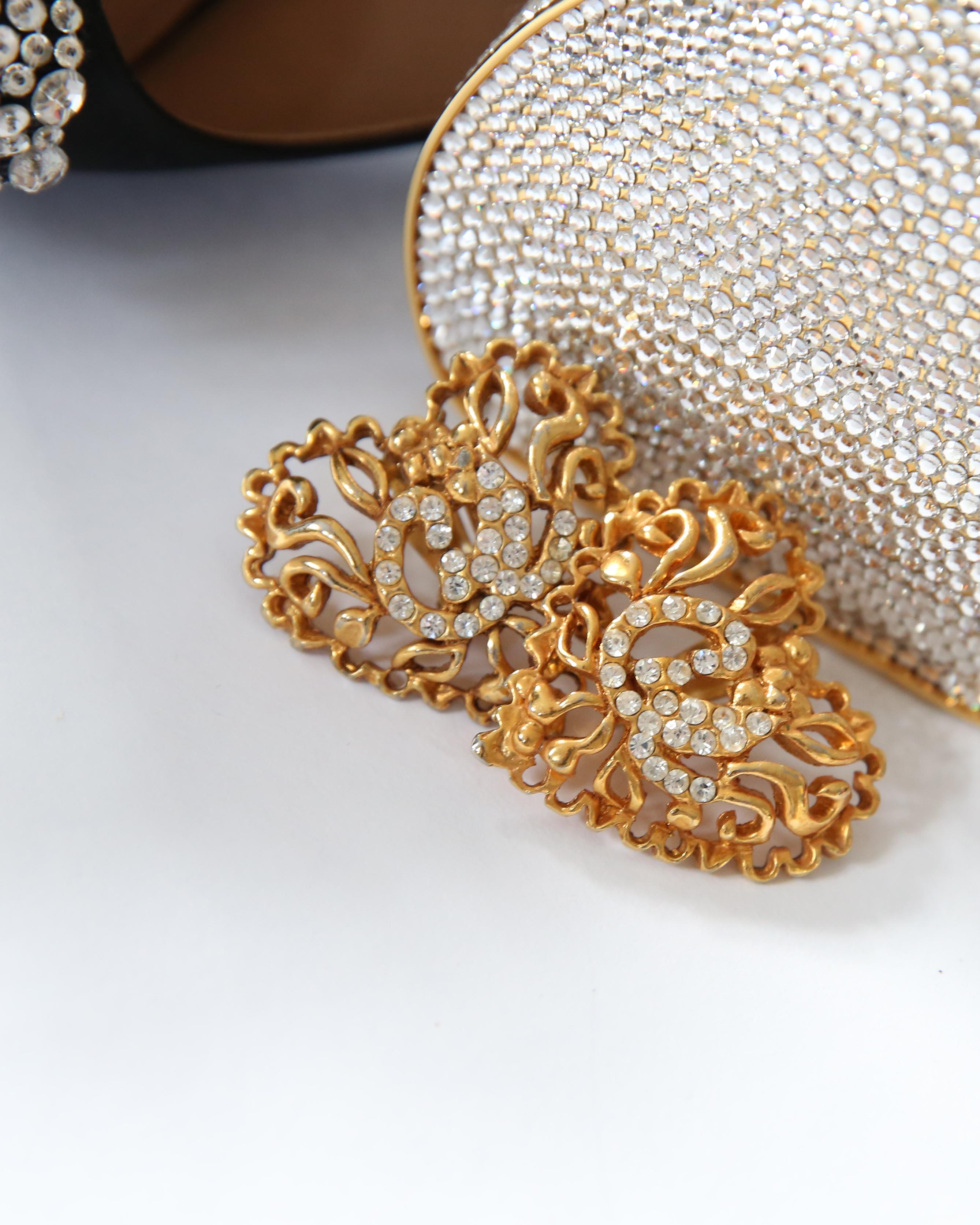 Christian Lacroix herzförmige filigrane goldene Kristallklammer auf übergroßen Ohrringen Damen im Angebot