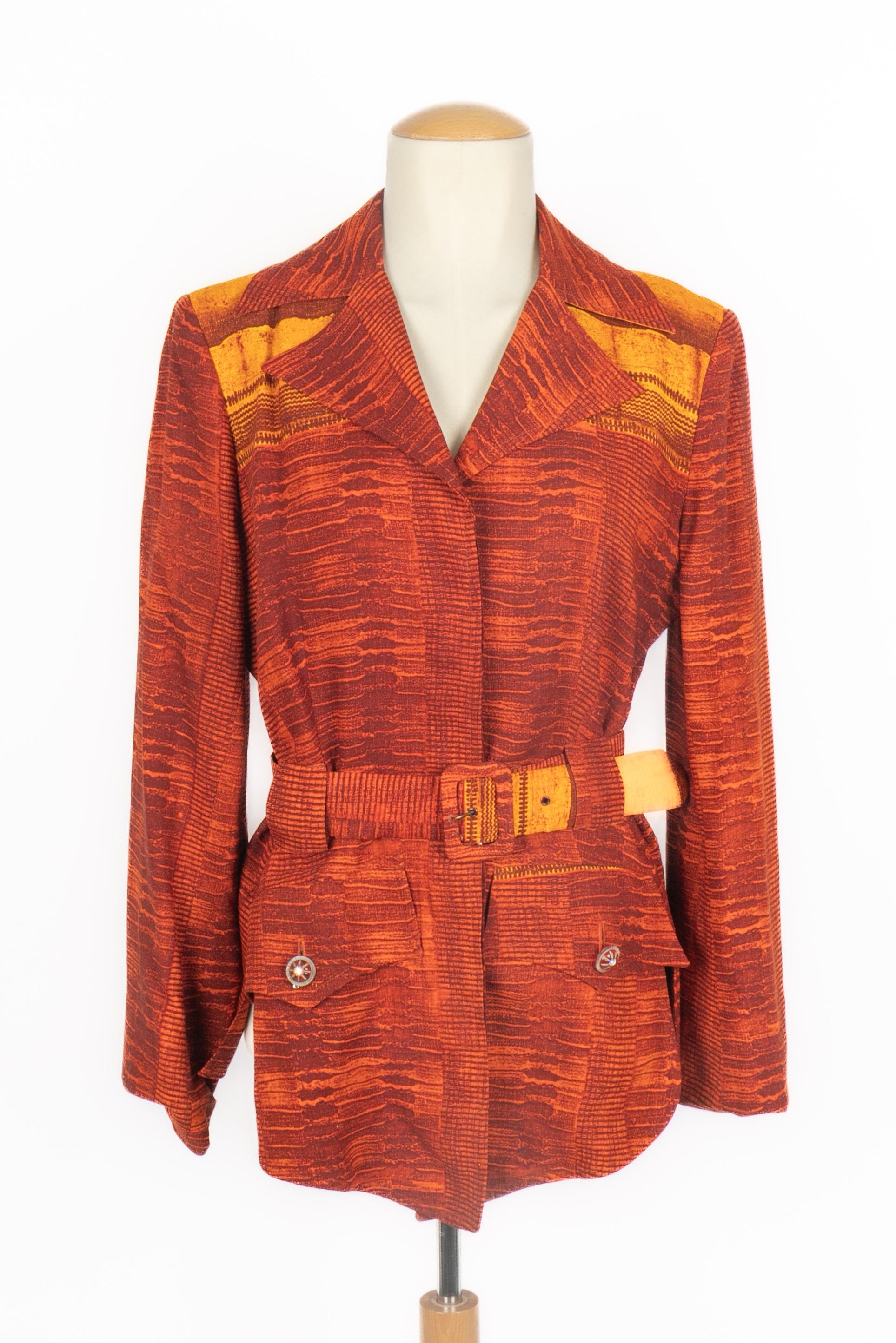CHRISTIAN LACROIX - (Made in France) Jacket in orange, yellow, ans red tones. Size 40FR indicated.

Condition:
Good condition

Dimensions:
Shoulder width: 40 cm - Chest: 49 cm - Sleeve length: 61 cm - Length: 67 cm

SKU:FV248
